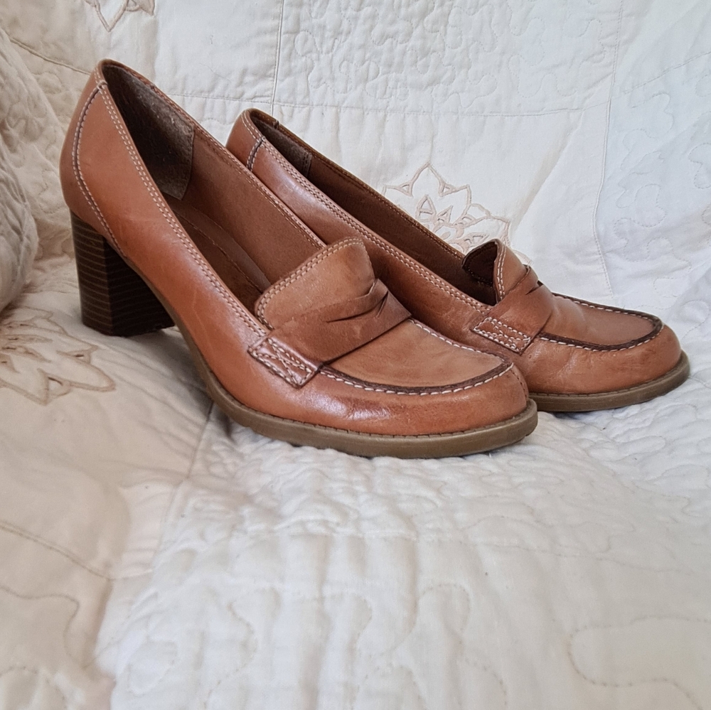 BareTraps Tan Heeled Loafers
